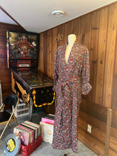 Load image into Gallery viewer, 50s Vintage Satin Paisley Print Robe
